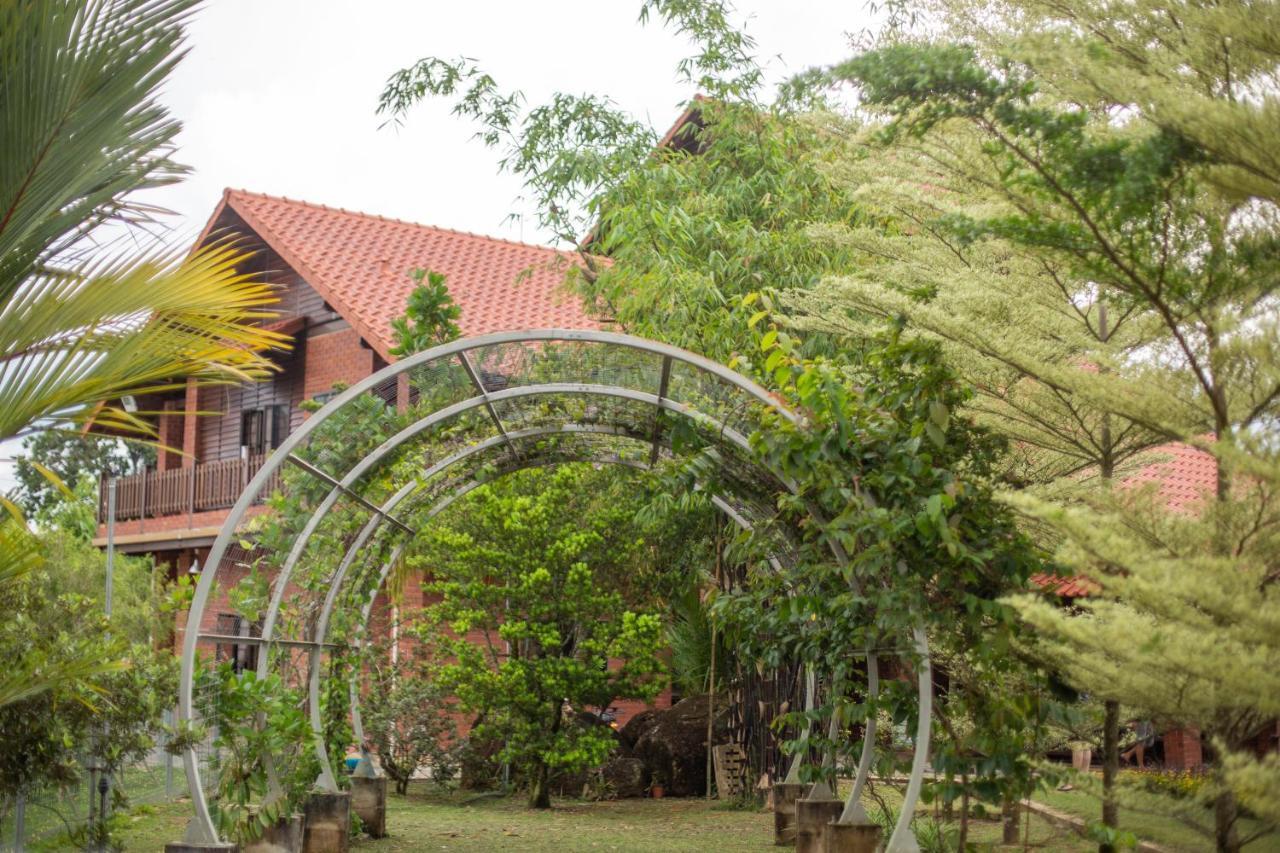 Red House The Garden Stay In Bukit Tinggi By Play Bentong Kültér fotó